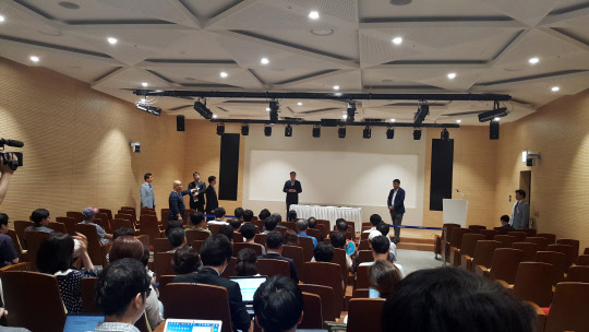 14일 서울 송파구 신천동 삼성SDS 사옥 강당에서 박성태 경영지원실장(전무·단상 가운데)이 소액주주들 앞에서 물류BPO사업 분할에 대해 회사 입장을 설명하고 있다. 박 전무는 "물류BPO사업 분할은 물적 분할이 아닌 인적 분할만 검토했다"고 말했다.  삼성SDS 제공